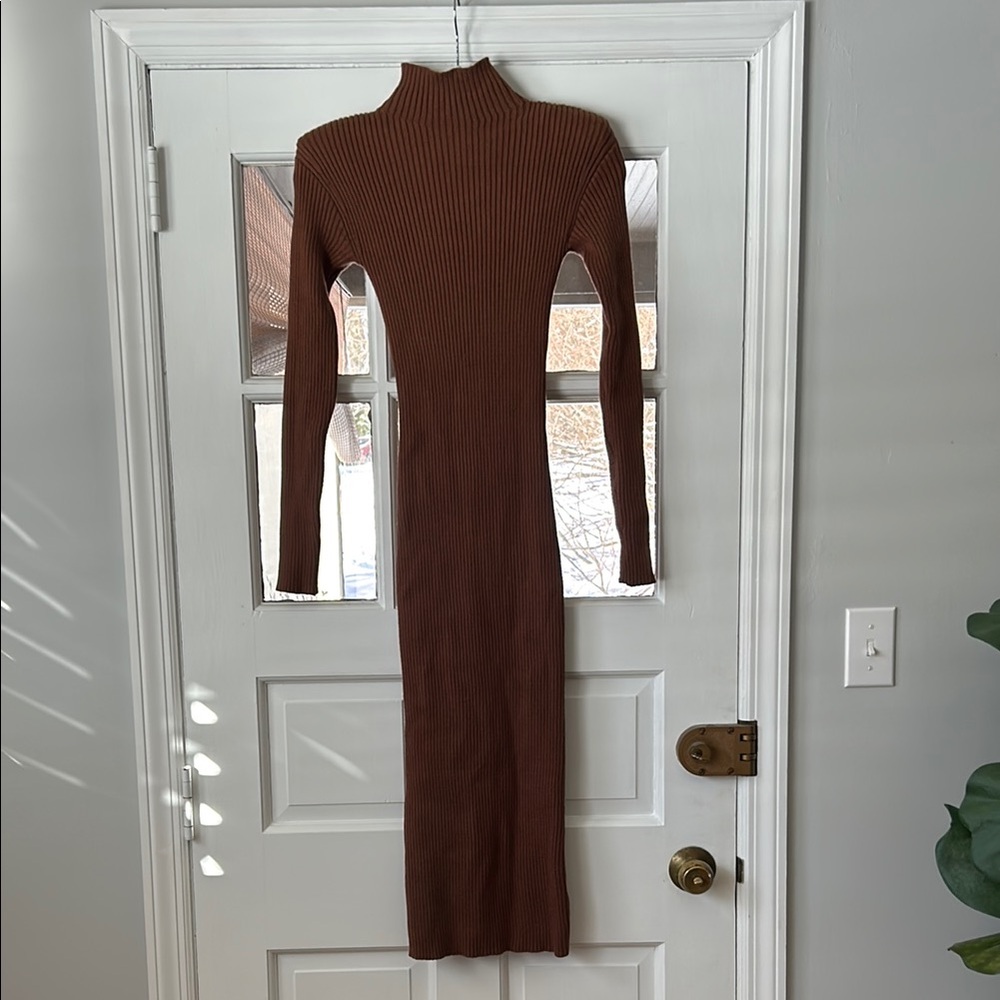 ASTR the Label. Brown Ribbed Knit Long Sleeve Dress